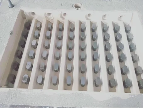Jaw plate mould with alloy bar arrays set in every rib