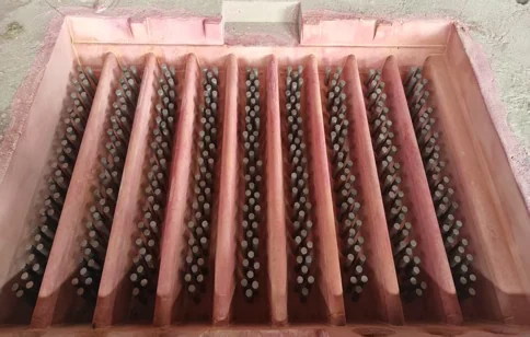 Ribbed liner mould with a pair of bars in every rib