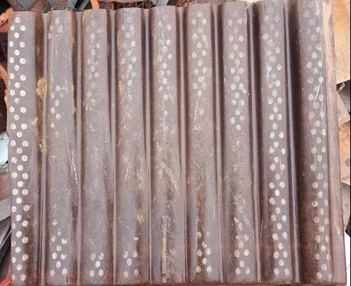 Ribbed liner plates after service - bar rows even